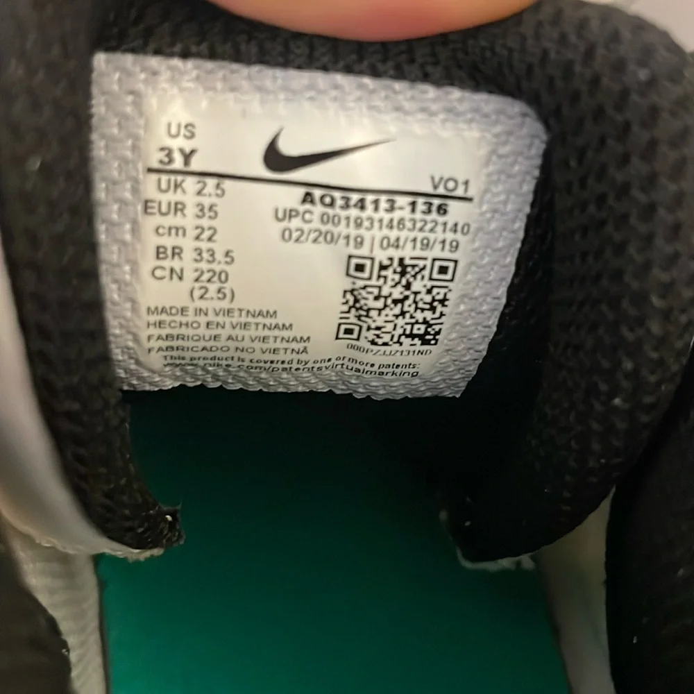 Nike Kyrie Flytrap Basketball Shoes Youth Size 3Y US –– White/Black/Green(D5)✨